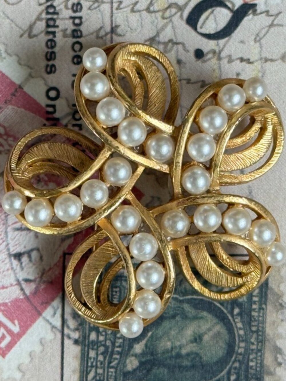 VINTAGE LISNER Openwork Knot Ivory Faux Pearl Brooch MCM